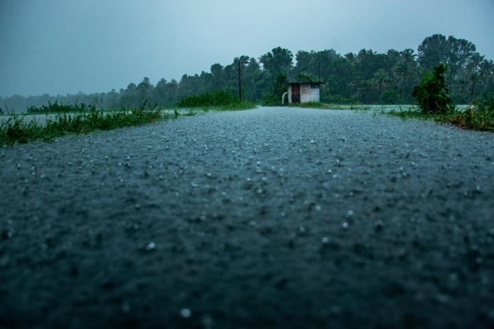 Imagen de archivo de una fuerte lluvia en India.
