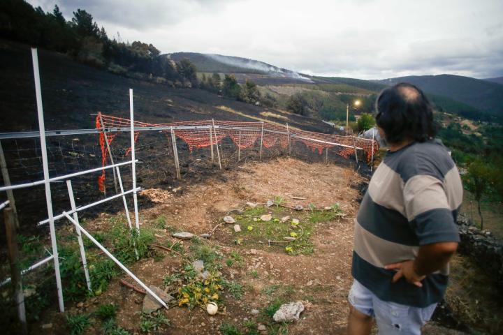 Un vecino de Villamayor (Asturias) mirando un incendio cercano.