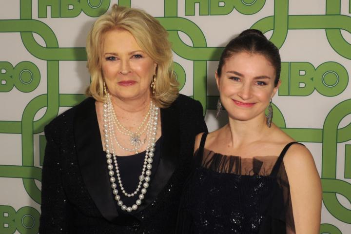 Chloe Malle posa con su madre, la actriz Candice Bergen en la gala de los Globos de Oro de 2019.