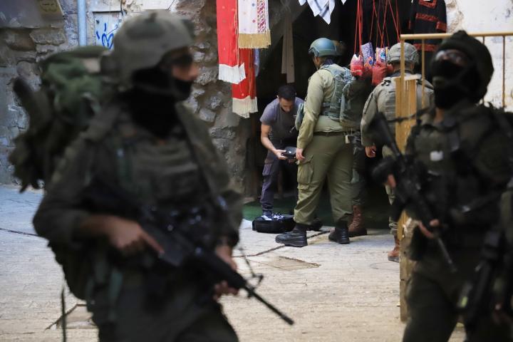 Soldados israelíes registran a un periodista en la Ciudad Vieja de Hebrón (Cisjordania ocupada).