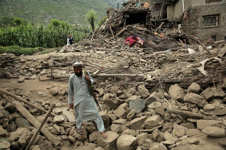 Un hombre camina entre las ruinas de las viviendas devastadas en Kunar, tras el terremoto ocurrido en el este de Afganistán.
