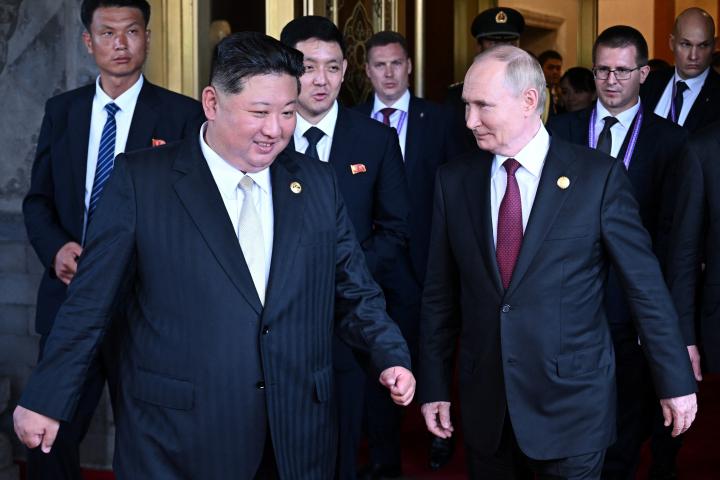 El líder supremo de Corea del Norte, Kim Jong-un, y el mandatario ruso, Vladímir Putin; acompañados de sus séquitos y guardaespaldas; durante la cumbre Organización para la Cooperación de Shanghái, en Beijing (China).
