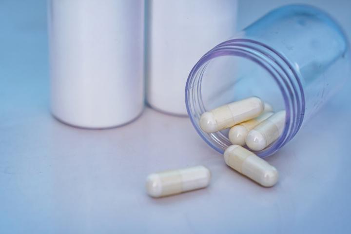 Una persona toma suplementos.