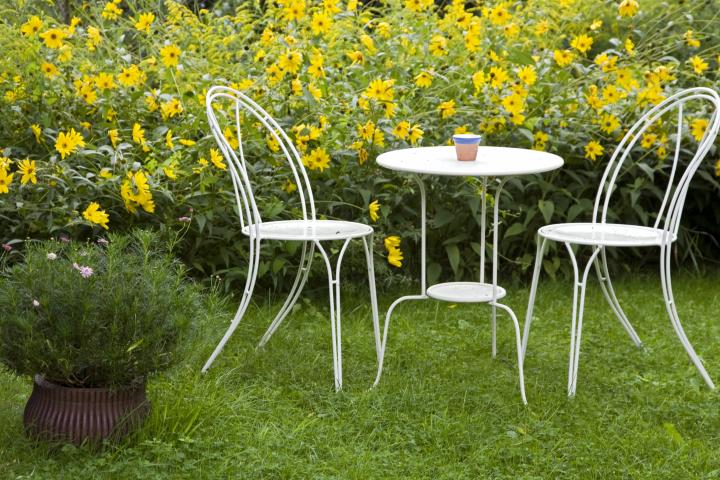 Unas sillas y mesa de jardín.