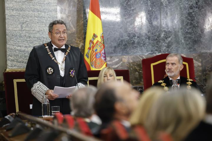 El fiscal general del Estado, Álvaro García  Ortiz (i), pronuncia un discurso en presencia del rey Felipe VI y de la presidenta del Tribunal Supremo y el Consejo General del Poder Judicial (CGPJ), Isabel Perelló, este viernes en el Tribunal Supremo durante el tradicional acto de apertura del año judicial.