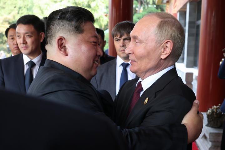 El mandatario ruso, Vladímir Putin, y el líder supremo de Corea del Norte, Kimg Jong-un; en la cumbre de la Organización de Cooperación de Shangai, en Pekín (China).