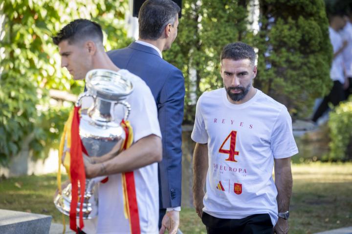 Foto de archivo del saludo de Dani Carvajal a Pedro Sánchez.