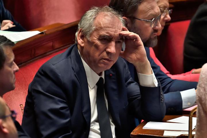 François Bayrou, con gesto muy serio en la Asamblea Nacional