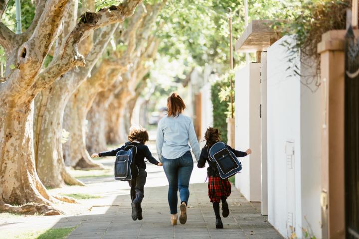 Madre con sus hijas camino del cole.