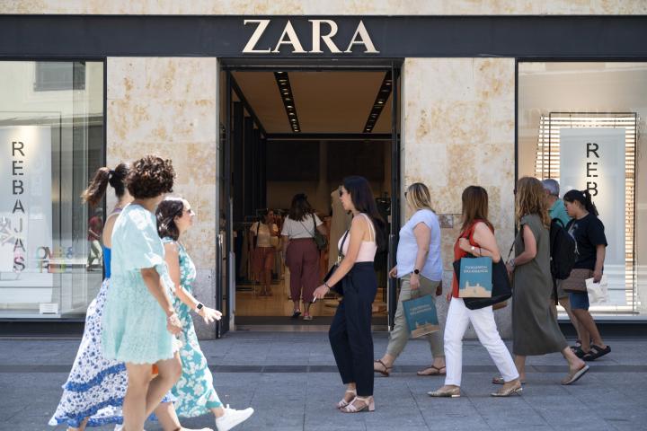 Imagen de archivo de personas paseando ante una tienda de Zara, de la compañía Inditex, en una calle de Salamanca (Castilla y León).