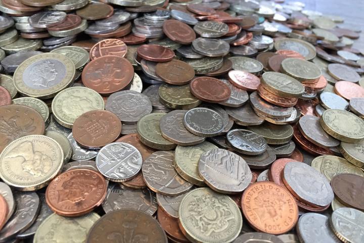 Multitud de monedas británicas, en una imagen de archivo