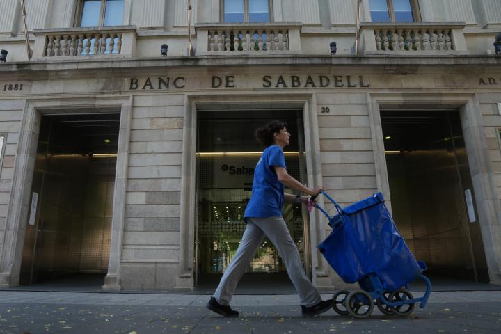Imagen de archivo de la fachada de la sede de Banc Sabadell, (Sabadell, Barcelona, Cataluña).