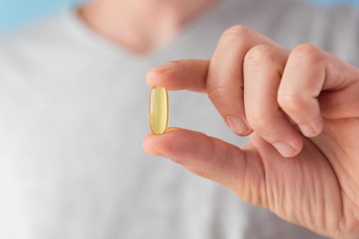 Mujer dispuesta a tomar un suplemento.