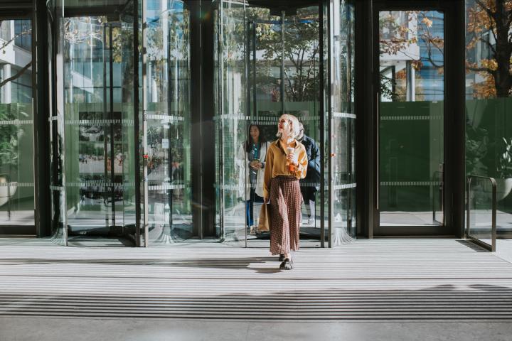 Una mujer saliendo del trabajo.