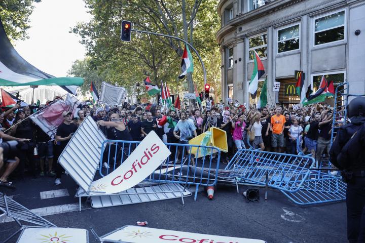Los manifestantes propalestinos cortan el recorrido de los ciclistas en el Paseo del Prado, este domingo, durante la última etapa de la Vuelta a España.