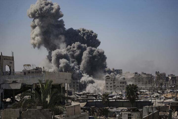 El humo se eleva en la torre Al Kawthar después de un ataque aéreo israelí en la Ciudad de Gaza, en la Franja, el 14 de septiembre de 2025.