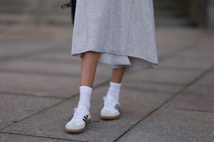 Imagen de archivo de una mujer con unas zapatillas con gamuza.