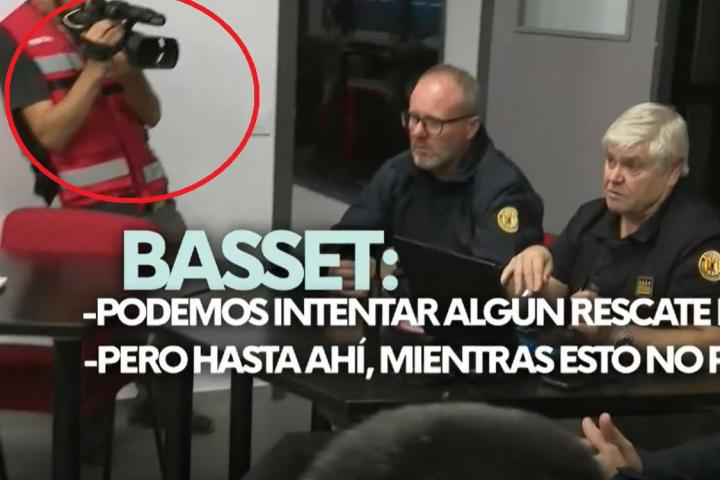 Imágenes en las que puede verse a un hombre con chaleco rojo grabando parte de la reunión del Cecopi, el día de la dana.