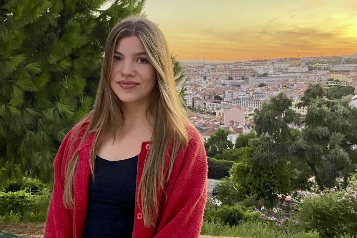 La infanta Sofía en un bello primer plano con la ciudad al fondo al atardecer.