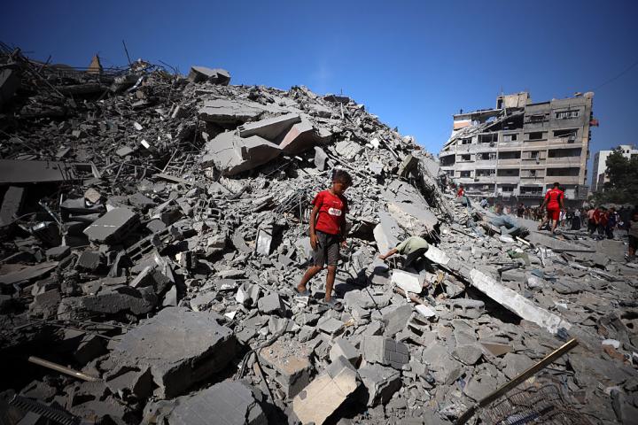 Devastación y búsqueda entre las ruinas de un edificio en Ciudad de Gaza