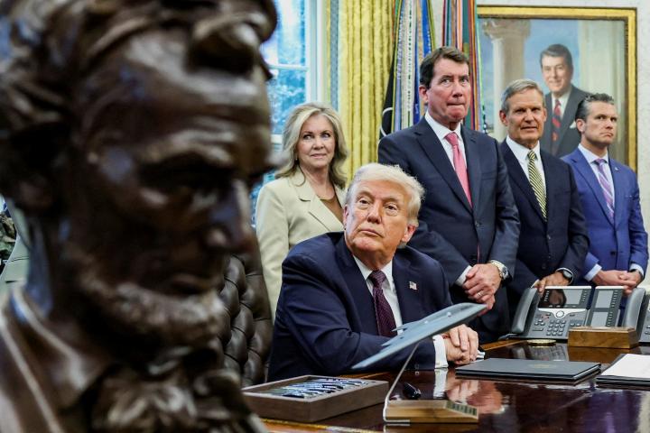 El presidente estadounidense Donald Trump firma la orden para desplegar a la Guardia Nacional en Memphis (Tennessee). En el Despacho Oval, acompañado del gobernador republicano de dicho estado, Bill Lee, y el secretario de Defensa (Departamento de Guerra), Pete Hegseth.