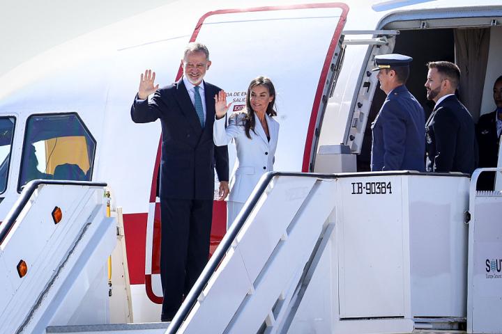 Felipe VI y Letizia, antes de embarcar hacia Egipto, este martes