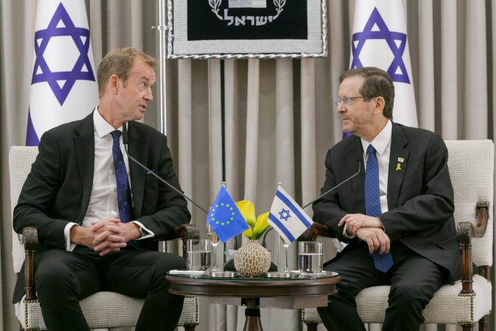 Michael Mann, en su presentación ante Isaac Herzog, presidente de Israel
