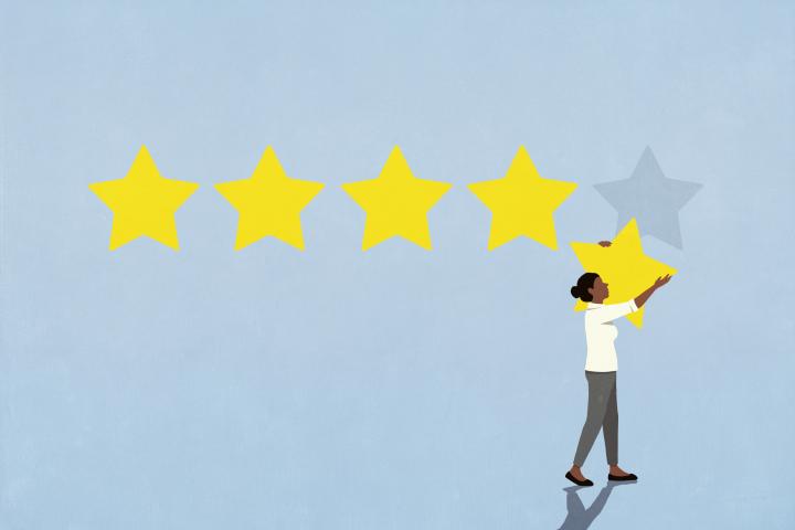 Ilustración de una mujer quitando estrellas en una reseña