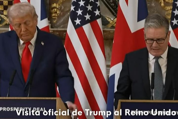 Evitación y un mal rato evidentísimo para el presidente de EEUU a su paso por la sala de prensa