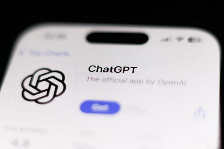Pantalla de un smartphone mostrando la app oficial de ChatGPT en la tienda de aplicaciones.