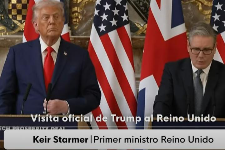 Trump, incómodo, ajustándose la chaqueta