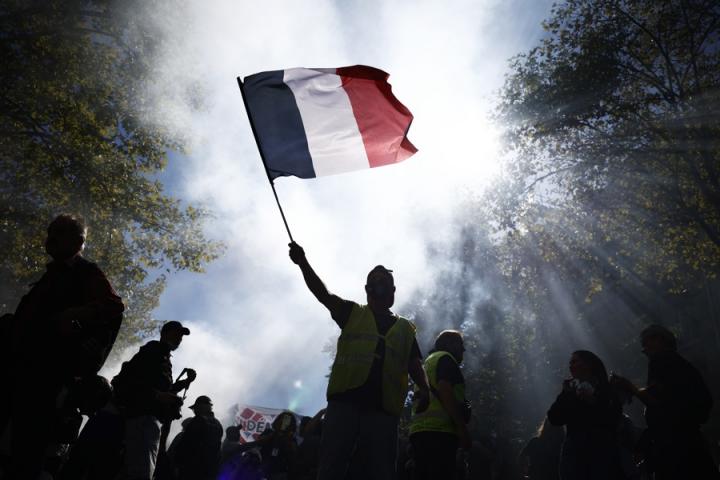 Un manifestante enarbola su bandera de Francia en una de las protestas más masivas del día, en París