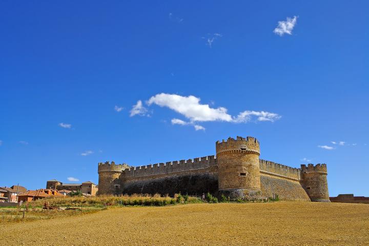Vista del castillo y el palacio de Grajal de Campos (León)