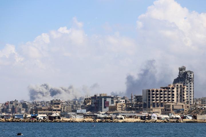 Columnas de humo elevándose sobre la capital gazatí, Ciudad de Gaza, tras bombardeos y ataques enmarcados en la invasión terrestre israelí del enclave palestino.