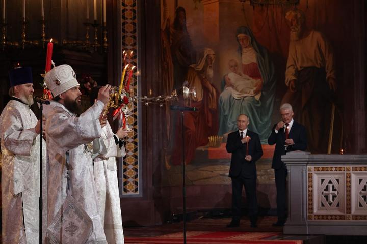 Putin se santigua en un oficio religioso ortodoxo en Moscú