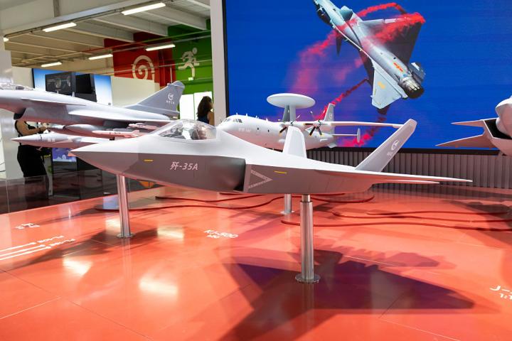 Réplica en miniatura del avión de combate F-35 expuesto en una feria militar en París.