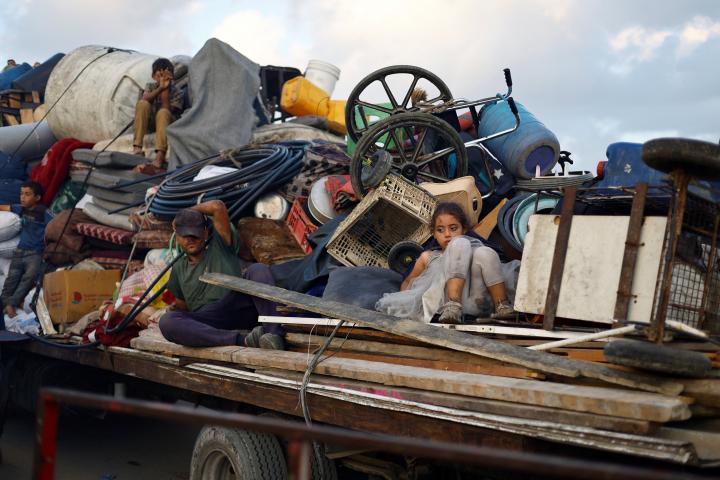 Varios niños palestinos, en el interior de un convoy de huida de Ciudad de Gaza, tras la invasión terrestre del Ejército de Israel.