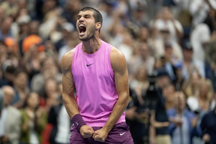 Carlos Alcaraz celebrando su triunfo ante Jannik Sinner en el US Open.