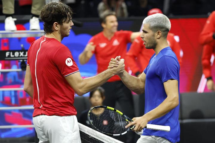 Carlos Alcaraz da la mano a Taylor Fritz tras caer ante el tenista estadounidense.