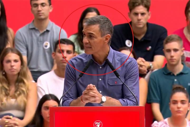 La cara de Pedro Sánchez, cuando le ha llamado algo la atención en el acto del PSC.