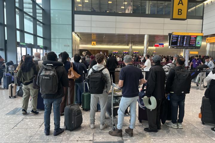 Largas colas en el aeropuerto de Heathrow, en Londres.