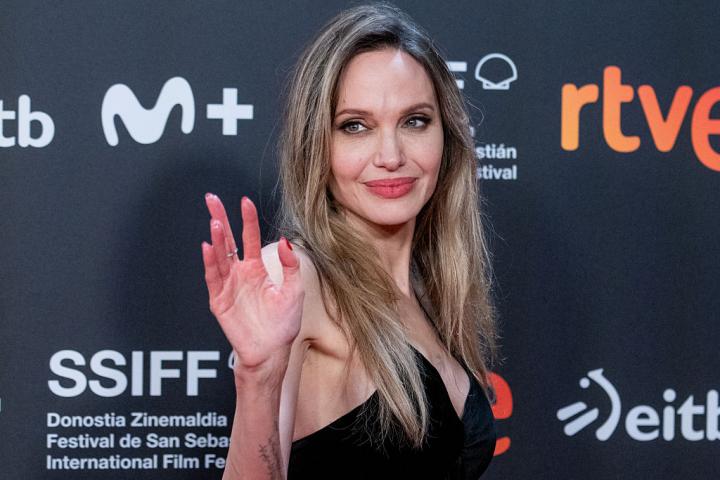 Angelina Jolie saluda en la alfombra roja del Festival de San Sebastián durante la presentación de la película Couture.