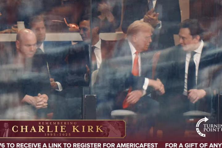 Donald Trump estrecha la mano de Elon Musk en el funeral del ultraderechista Charlie Kirk