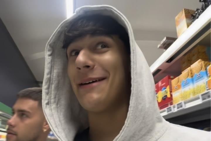 Tiktoker español @peacky00 sorprendido por los precios en un supermercado 24 horas de Islandia.