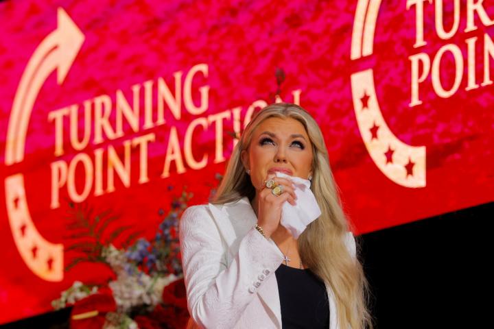 Erika Kirk, viuda de Charlie Kirk, se seca las lágrimas tras su discurso en el funeral.