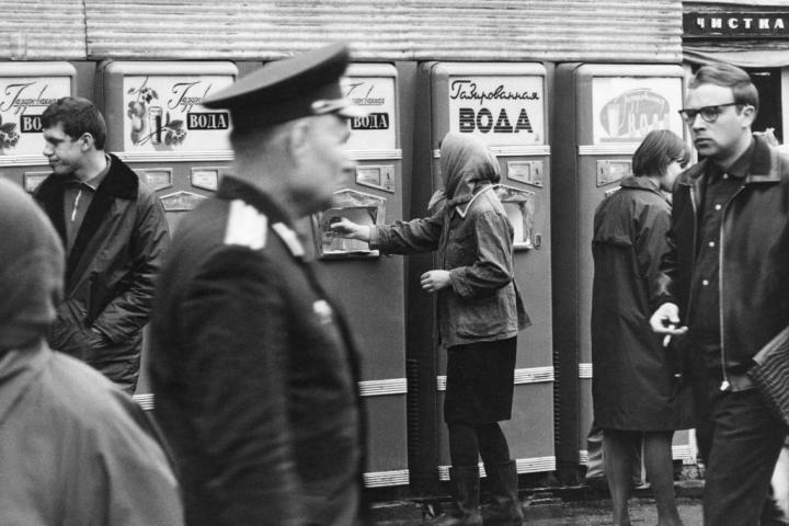 Máquinas expendedoras de refresco en una calle de Moscú (Rusia)
