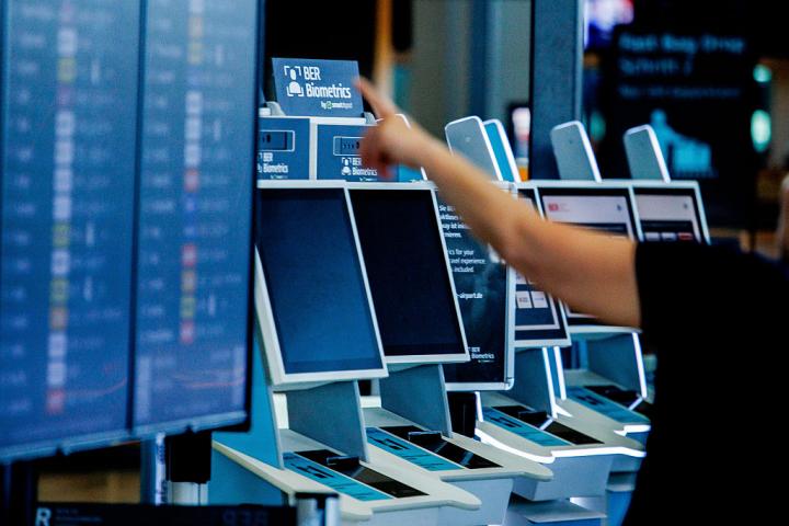 Un pasajero busca información de su vuelo en medio del caos por el ciberataque sufrido en varios aeropuertos, como este de Berlín, el sábado