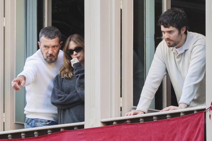 El actor Antonio Banderas, con Stella del Carmen Banderas y Álex Gruszynski en la Semana Santa de Málaga en 2024.
