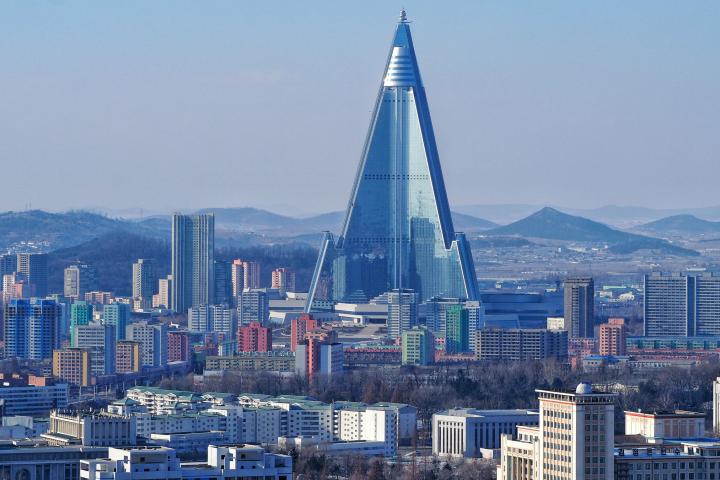 Vista panorámica del Ryugyong Hotel en Pyongyang, Corea del Norte, el rascacielos inacabado conocido como “Hotel de la perdición”.