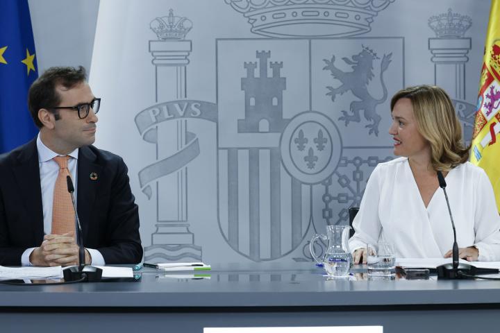 La portavoz del Gobierno y ministra de Educación, Pilar Alegría (d) y el ministro de Economía, Carlos Cuerpo (i) durante la rueda de prensa tras el Consejo de Ministros celebrado en La Moncloa, Madrid, este martes.